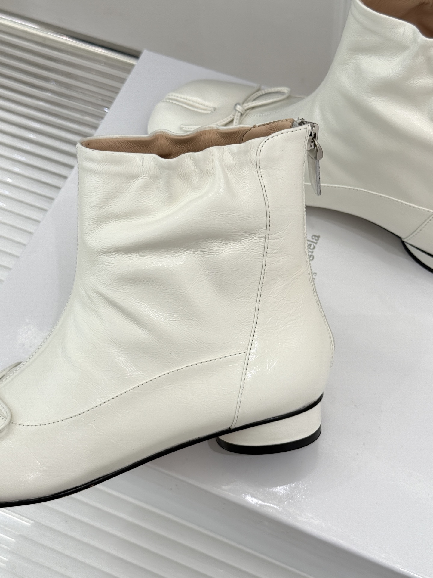 MaisonMargiela|MM6马吉拉 复古蝴蝶结褶皱分趾短靴 蝴蝶结柔化解构先锋感 褶皱皮面晕开复古调性 经典t MaisonMargiela|MM6马吉拉 复古蝴蝶结褶皱分趾短靴 蝴蝶结柔化解构先锋感 褶皱皮面晕开复古调性 经典t
