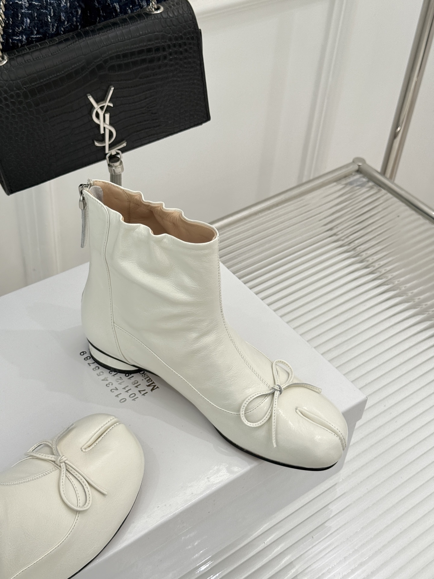 MaisonMargiela|MM6马吉拉 复古蝴蝶结褶皱分趾短靴 蝴蝶结柔化解构先锋感 褶皱皮面晕开复古调性 经典t MaisonMargiela|MM6马吉拉 复古蝴蝶结褶皱分趾短靴 蝴蝶结柔化解构先锋感 褶皱皮面晕开复古调性 经典t