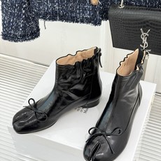 MaisonMargiela|MM6马吉拉 复古蝴蝶结褶皱分趾短靴 蝴蝶结柔化解构先锋感 褶皱皮面晕开复古调性 经典t MaisonMargiela|MM6马吉拉 复古蝴蝶结褶皱分趾短靴 蝴蝶结柔化解构先锋感 褶皱皮面晕开复古调性 经典t