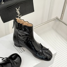 MaisonMargiela|MM6马吉拉 复古蝴蝶结褶皱分趾短靴 蝴蝶结柔化解构先锋感 褶皱皮面晕开复古调性 经典t MaisonMargiela|MM6马吉拉 复古蝴蝶结褶皱分趾短靴 蝴蝶结柔化解构先锋感 褶皱皮面晕开复古调性 经典t