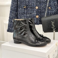 MaisonMargiela|MM6马吉拉 复古蝴蝶结褶皱分趾短靴 蝴蝶结柔化解构先锋感 褶皱皮面晕开复古调性 经典t MaisonMargiela|MM6马吉拉 复古蝴蝶结褶皱分趾短靴 蝴蝶结柔化解构先锋感 褶皱皮面晕开复古调性 经典t