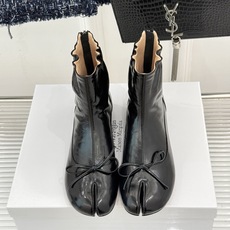 MaisonMargiela|MM6马吉拉 复古蝴蝶结褶皱分趾短靴 蝴蝶结柔化解构先锋感 褶皱皮面晕开复古调性 经典t MaisonMargiela|MM6马吉拉 复古蝴蝶结褶皱分趾短靴 蝴蝶结柔化解构先锋感 褶皱皮面晕开复古调性 经典t