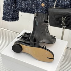 MaisonMargiela|MM6马吉拉 复古蝴蝶结褶皱分趾短靴 蝴蝶结柔化解构先锋感 褶皱皮面晕开复古调性 经典t MaisonMargiela|MM6马吉拉 复古蝴蝶结褶皱分趾短靴 蝴蝶结柔化解构先锋感 褶皱皮面晕开复古调性 经典t