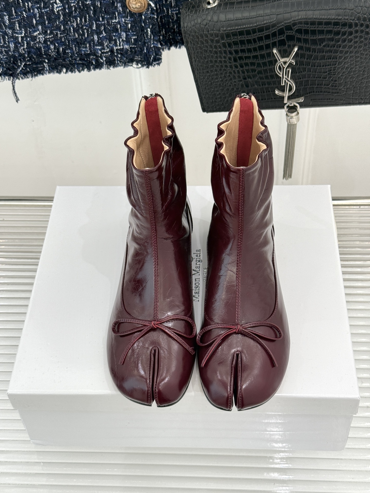 MaisonMargiela｜MM6马吉拉 复古蝴蝶结褶皱分趾短靴  蝴蝶结柔化解构先锋感 褶皱皮面晕开复古调性 经典t