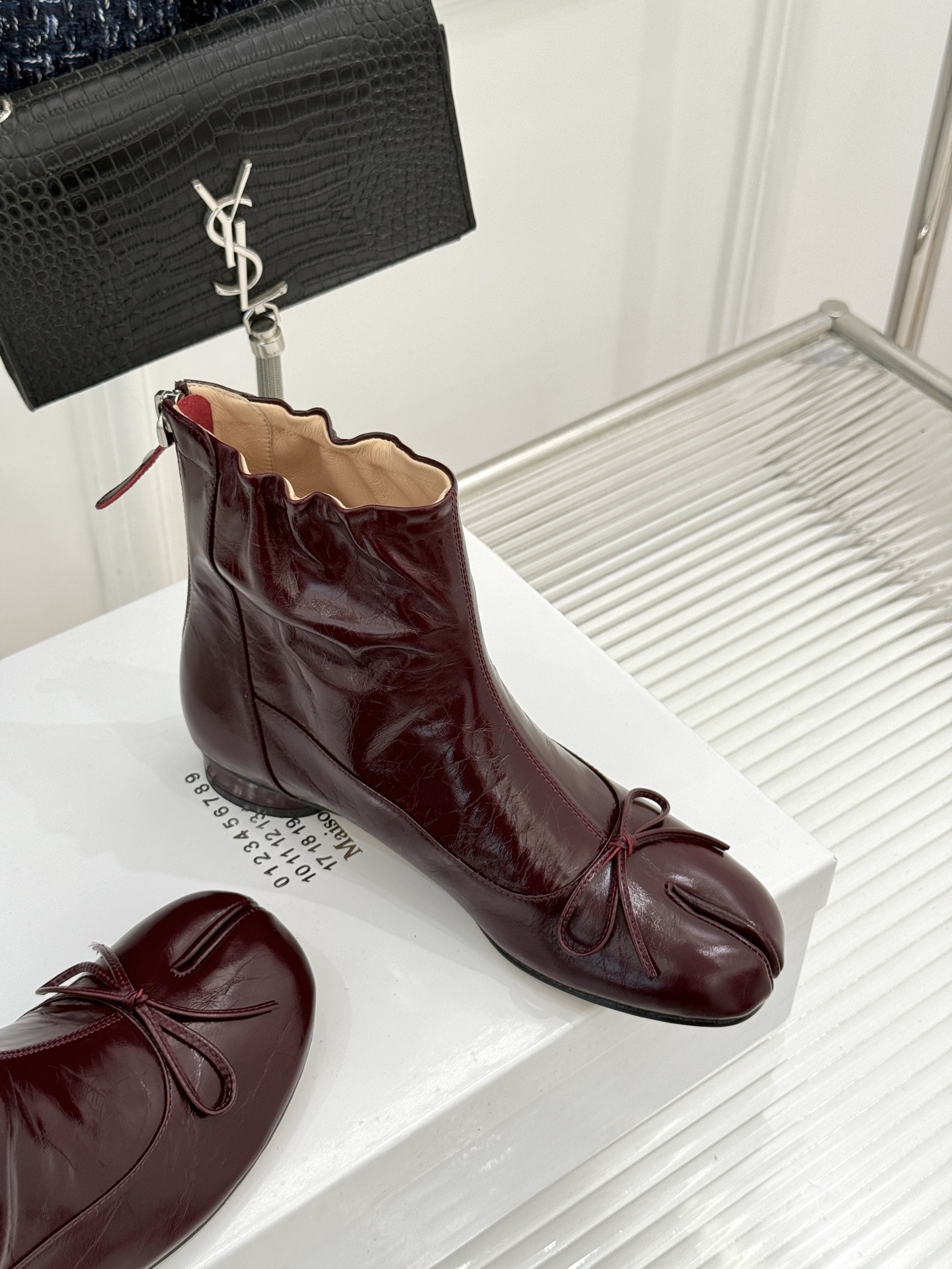 MaisonMargiela｜MM6马吉拉 复古蝴蝶结褶皱分趾短靴  蝴蝶结柔化解构先锋感 褶皱皮面晕开复古调性 经典t
