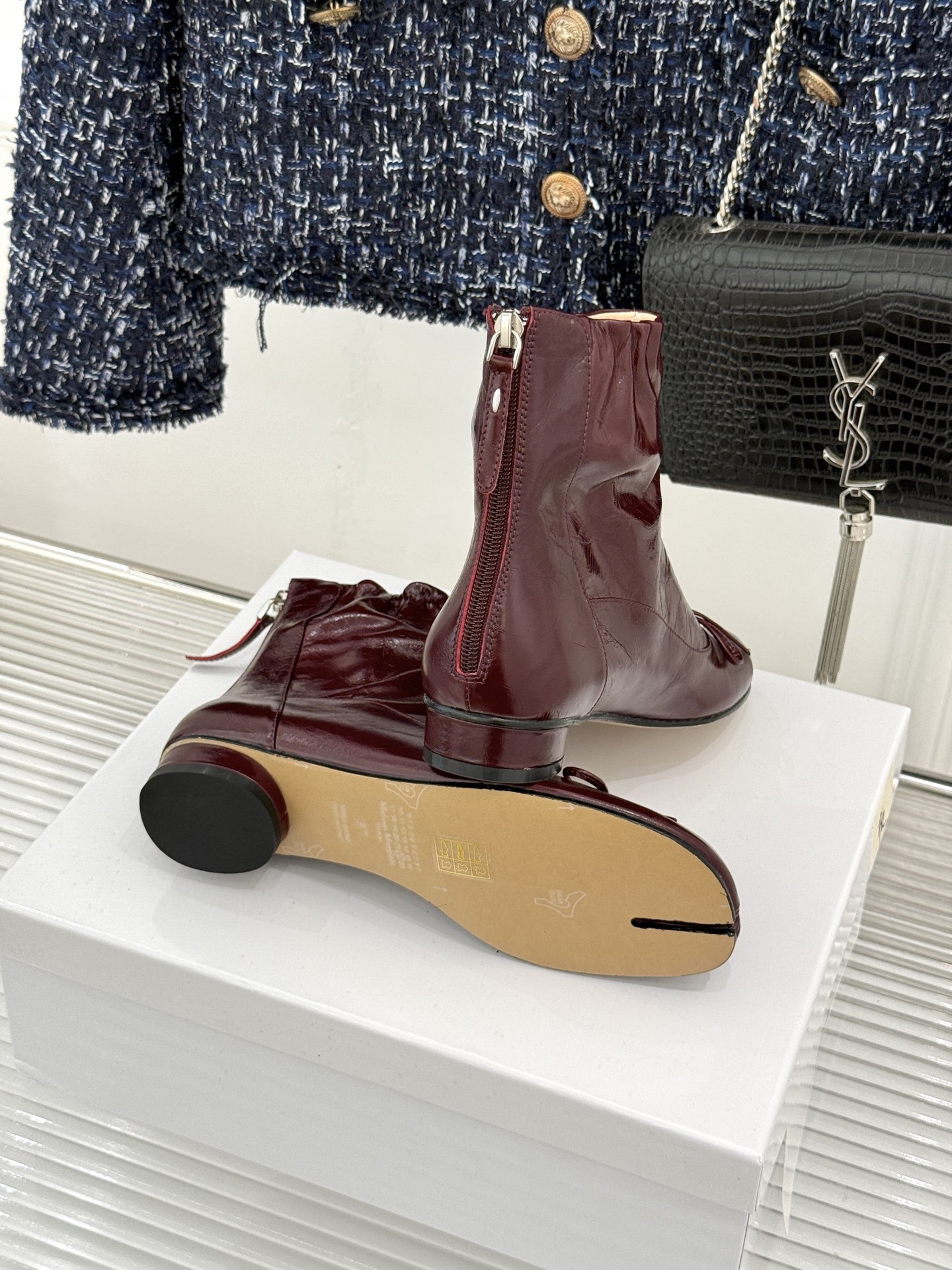 MaisonMargiela｜MM6马吉拉 复古蝴蝶结褶皱分趾短靴  蝴蝶结柔化解构先锋感 褶皱皮面晕开复古调性 经典t