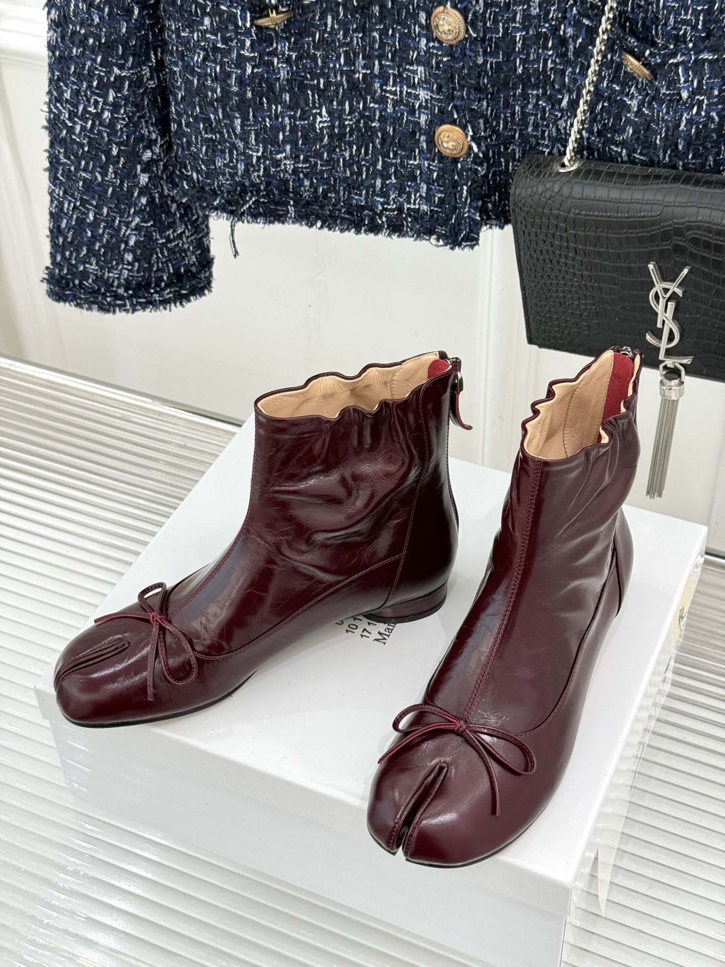 MaisonMargiela｜MM6马吉拉 复古蝴蝶结褶皱分趾短靴  蝴蝶结柔化解构先锋感 褶皱皮面晕开复古调性 经典t