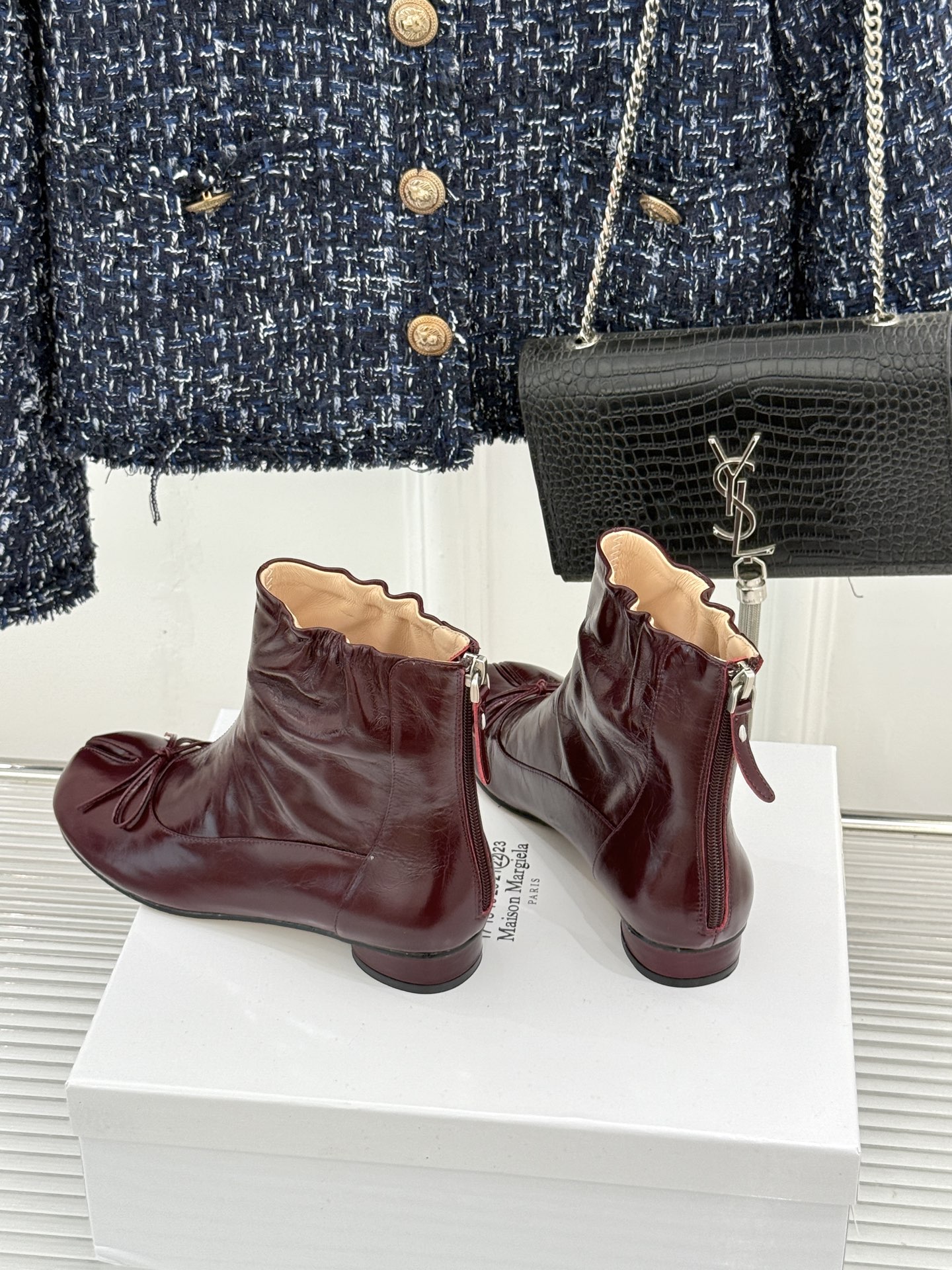 MaisonMargiela｜MM6马吉拉 复古蝴蝶结褶皱分趾短靴  蝴蝶结柔化解构先锋感 褶皱皮面晕开复古调性 经典t