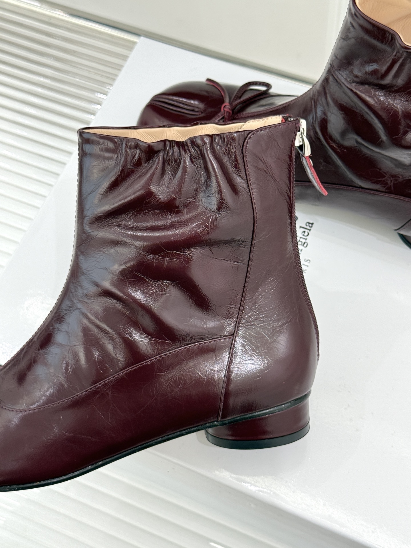 MaisonMargiela｜MM6马吉拉 复古蝴蝶结褶皱分趾短靴  蝴蝶结柔化解构先锋感 褶皱皮面晕开复古调性 经典t