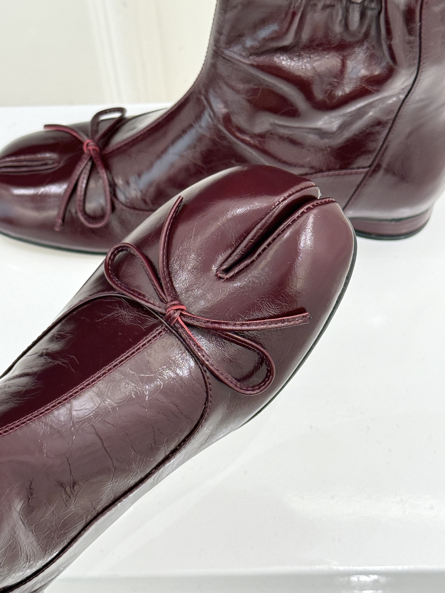 MaisonMargiela｜MM6马吉拉 复古蝴蝶结褶皱分趾短靴  蝴蝶结柔化解构先锋感 褶皱皮面晕开复古调性 经典t