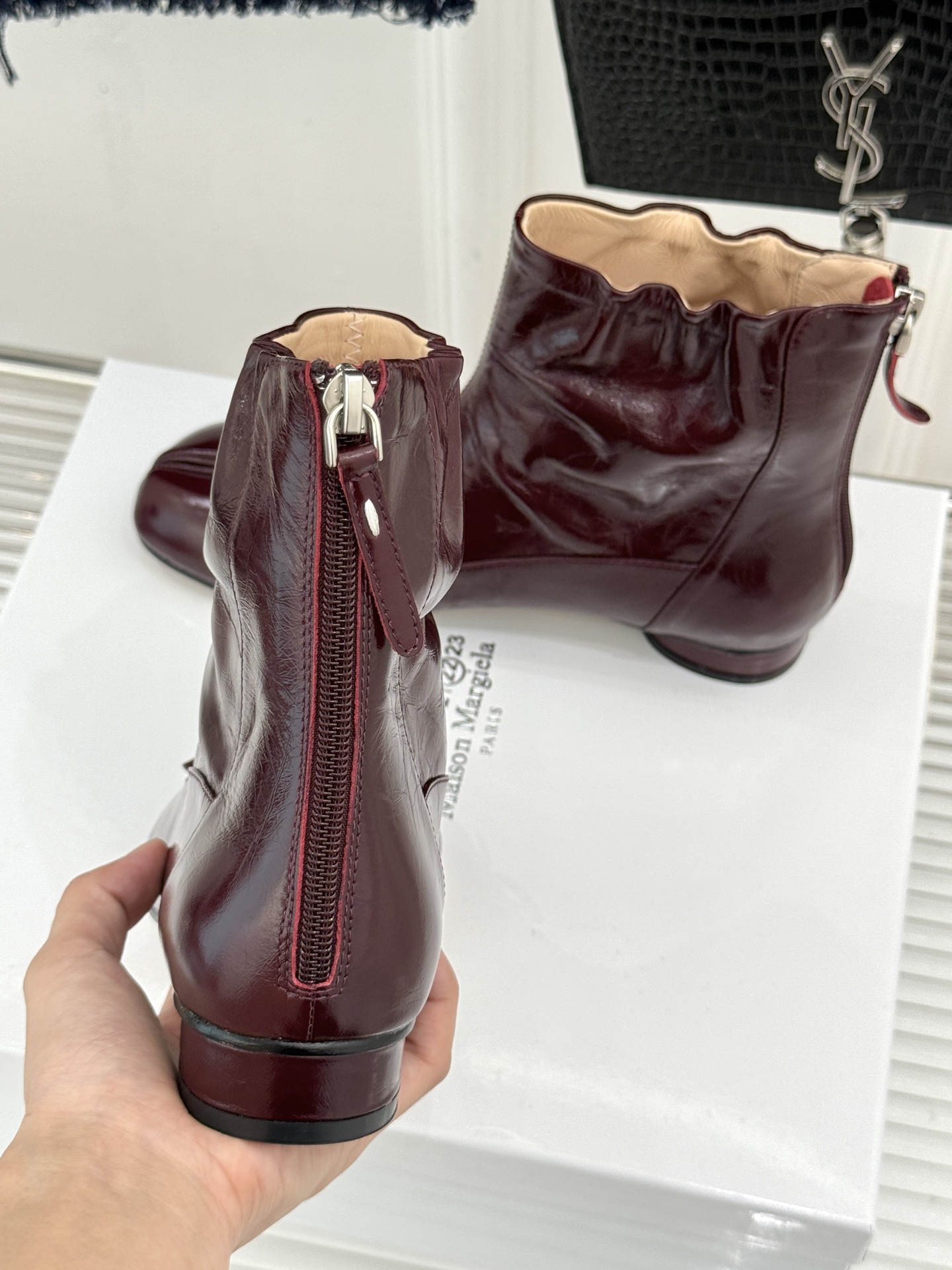 MaisonMargiela｜MM6马吉拉 复古蝴蝶结褶皱分趾短靴  蝴蝶结柔化解构先锋感 褶皱皮面晕开复古调性 经典t