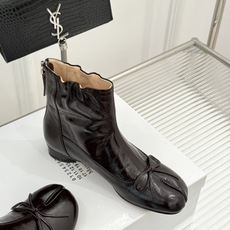 MaisonMargiela|MM6马吉拉 复古蝴蝶结褶皱分趾短靴 蝴蝶结柔化解构先锋感 褶皱皮面晕开复古调性 经典t MaisonMargiela|MM6马吉拉 复古蝴蝶结褶皱分趾短靴 蝴蝶结柔化解构先锋感 褶皱皮面晕开复古调性 经典t