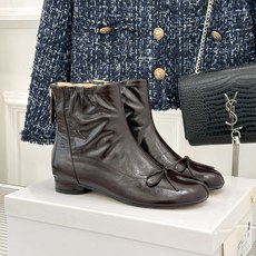 MaisonMargiela|MM6马吉拉 复古蝴蝶结褶皱分趾短靴 蝴蝶结柔化解构先锋感 褶皱皮面晕开复古调性 经典t MaisonMargiela|MM6马吉拉 复古蝴蝶结褶皱分趾短靴 蝴蝶结柔化解构先锋感 褶皱皮面晕开复古调性 经典t