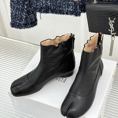 MaisonMargiela|MM6马吉拉 复古蝴蝶结褶皱分趾短靴 蝴蝶结柔化解构先锋感 褶皱皮面晕开复古调性 经典t MaisonMargiela|MM6马吉拉 复古蝴蝶结褶皱分趾短靴 蝴蝶结柔化解构先锋感 褶皱皮面晕开复古调性 经典t