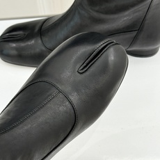MaisonMargiela|MM6马吉拉 复古蝴蝶结褶皱分趾短靴 蝴蝶结柔化解构先锋感 褶皱皮面晕开复古调性 经典t MaisonMargiela|MM6马吉拉 复古蝴蝶结褶皱分趾短靴 蝴蝶结柔化解构先锋感 褶皱皮面晕开复古调性 经典t