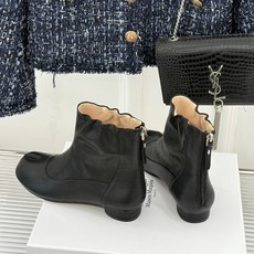 MaisonMargiela|MM6马吉拉 复古蝴蝶结褶皱分趾短靴 蝴蝶结柔化解构先锋感 褶皱皮面晕开复古调性 经典t MaisonMargiela|MM6马吉拉 复古蝴蝶结褶皱分趾短靴 蝴蝶结柔化解构先锋感 褶皱皮面晕开复古调性 经典t