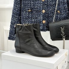 MaisonMargiela|MM6马吉拉 复古蝴蝶结褶皱分趾短靴 蝴蝶结柔化解构先锋感 褶皱皮面晕开复古调性 经典t MaisonMargiela|MM6马吉拉 复古蝴蝶结褶皱分趾短靴 蝴蝶结柔化解构先锋感 褶皱皮面晕开复古调性 经典t
