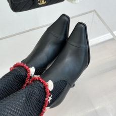 CHANE*|小香26A新品双C 镂空网面高跟链条高跟靴 镂空网面通透独具巧思 金属链条环绕靴身 经典双C标识辨识度拉满 CHANE*|小香26A新品双C 镂空网面高跟链条高跟靴 镂空网面通透独具巧思 金属链条环绕靴身 经典双C标识辨识度拉满