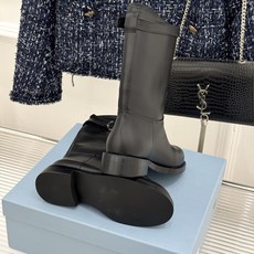 Prada/普拉达26WF新品暗黑系 皮带扣粗跟骑士靴短靴 金属皮带扣辨识度拉满 粗跟稳妥暴走也不累脚 上脚气场直接拉满 Prada/普拉达26WF新品暗黑系 皮带扣粗跟骑士靴短靴 金属皮带扣辨识度拉满 粗跟稳妥暴走也不累脚 上脚气场直接拉满