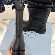 Prada/普拉达26WF新品暗黑系 皮带扣粗跟骑士靴短靴 金属皮带扣辨识度拉满 粗跟稳妥暴走也不累脚 上脚气场直接拉满 Prada/普拉达26WF新品暗黑系 皮带扣粗跟骑士靴短靴 金属皮带扣辨识度拉满 粗跟稳妥暴走也不累脚 上脚气场直接拉满