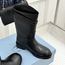 Prada/普拉达26WF新品暗黑系 皮带扣粗跟骑士靴短靴 金属皮带扣辨识度拉满 粗跟稳妥暴走也不累脚 上脚气场直接拉满 Prada/普拉达26WF新品暗黑系 皮带扣粗跟骑士靴短靴 金属皮带扣辨识度拉满 粗跟稳妥暴走也不累脚 上脚气场直接拉满
