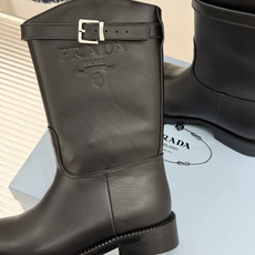 Prada/普拉达26WF新品暗黑系 皮带扣粗跟骑士靴短靴 金属皮带扣辨识度拉满 粗跟稳妥暴走也不累脚 上脚气场直接拉满 Prada/普拉达26WF新品暗黑系 皮带扣粗跟骑士靴短靴 金属皮带扣辨识度拉满 粗跟稳妥暴走也不累脚 上脚气场直接拉满