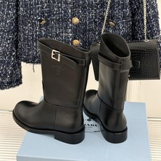 Prada/普拉达26WF新品暗黑系 皮带扣粗跟骑士靴短靴 金属皮带扣辨识度拉满 粗跟稳妥暴走也不累脚 上脚气场直接拉满 Prada/普拉达26WF新品暗黑系 皮带扣粗跟骑士靴短靴 金属皮带扣辨识度拉满 粗跟稳妥暴走也不累脚 上脚气场直接拉满