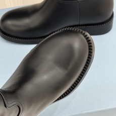 Prada/普拉达26WF新品暗黑系 皮带扣粗跟骑士靴短靴 金属皮带扣辨识度拉满 粗跟稳妥暴走也不累脚 上脚气场直接拉满 Prada/普拉达26WF新品暗黑系 皮带扣粗跟骑士靴短靴 金属皮带扣辨识度拉满 粗跟稳妥暴走也不累脚 上脚气场直接拉满