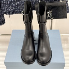 Prada/普拉达26WF新品暗黑系 皮带扣粗跟骑士靴短靴 金属皮带扣辨识度拉满 粗跟稳妥暴走也不累脚 上脚气场直接拉满 Prada/普拉达26WF新品暗黑系 皮带扣粗跟骑士靴短靴 金属皮带扣辨识度拉满 粗跟稳妥暴走也不累脚 上脚气场直接拉满