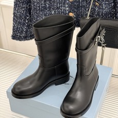 Prada/普拉达26WF新品暗黑系 皮带扣粗跟骑士靴短靴 金属皮带扣辨识度拉满 粗跟稳妥暴走也不累脚 上脚气场直接拉满 Prada/普拉达26WF新品暗黑系 皮带扣粗跟骑士靴短靴 金属皮带扣辨识度拉满 粗跟稳妥暴走也不累脚 上脚气场直接拉满