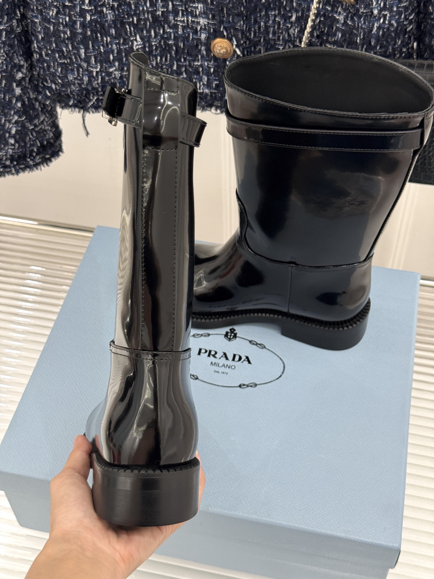 Prada/普拉达26WF新品暗黑系 皮带扣粗跟骑士靴短靴 金属皮带扣辨识度拉满 粗跟稳妥暴走也不累脚 上脚气场直接拉满 Prada/普拉达26WF新品暗黑系 皮带扣粗跟骑士靴短靴 金属皮带扣辨识度拉满 粗跟稳妥暴走也不累脚 上脚气场直接拉满