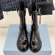 Prada/普拉达26WF新品暗黑系 皮带扣粗跟骑士靴短靴 金属皮带扣辨识度拉满 粗跟稳妥暴走也不累脚 上脚气场直接拉满 Prada/普拉达26WF新品暗黑系 皮带扣粗跟骑士靴短靴 金属皮带扣辨识度拉满 粗跟稳妥暴走也不累脚 上脚气场直接拉满