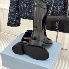 Prada/普拉达26WF新品暗黑系 皮带扣粗跟骑士靴短靴 金属皮带扣辨识度拉满 粗跟稳妥暴走也不累脚 上脚气场直接拉满 Prada/普拉达26WF新品暗黑系 皮带扣粗跟骑士靴短靴 金属皮带扣辨识度拉满 粗跟稳妥暴走也不累脚 上脚气场直接拉满