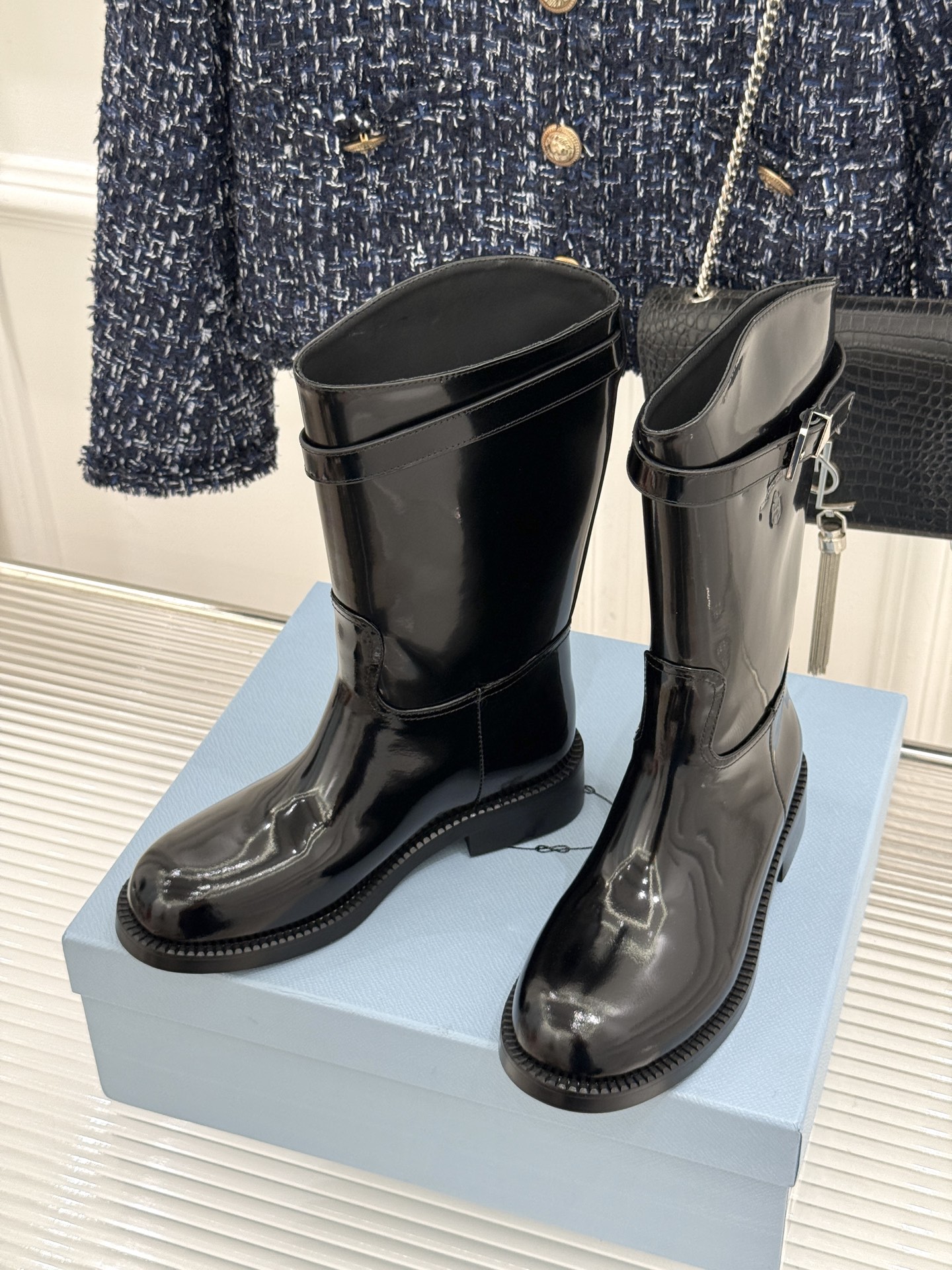 Prada/普拉达26WF新品暗黑系 皮带扣粗跟骑士靴短靴 金属皮带扣辨识度拉满 粗跟稳妥暴走也不累脚 上脚气场直接拉满 Prada/普拉达26WF新品暗黑系 皮带扣粗跟骑士靴短靴 金属皮带扣辨识度拉满 粗跟稳妥暴走也不累脚 上脚气场直接拉满