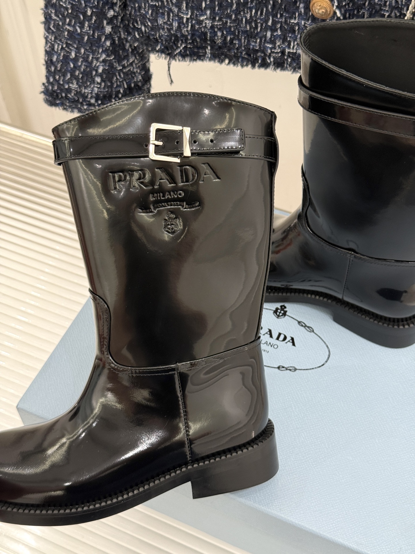 Prada/普拉达26WF新品暗黑系 皮带扣粗跟骑士靴短靴 金属皮带扣辨识度拉满 粗跟稳妥暴走也不累脚 上脚气场直接拉满 Prada/普拉达26WF新品暗黑系 皮带扣粗跟骑士靴短靴 金属皮带扣辨识度拉满 粗跟稳妥暴走也不累脚 上脚气场直接拉满
