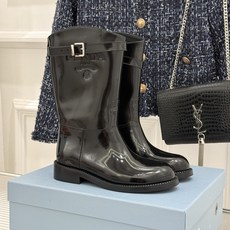 Prada/普拉达26WF新品暗黑系 皮带扣粗跟骑士靴短靴 金属皮带扣辨识度拉满 粗跟稳妥暴走也不累脚 上脚气场直接拉满 Prada/普拉达26WF新品暗黑系 皮带扣粗跟骑士靴短靴 金属皮带扣辨识度拉满 粗跟稳妥暴走也不累脚 上脚气场直接拉满