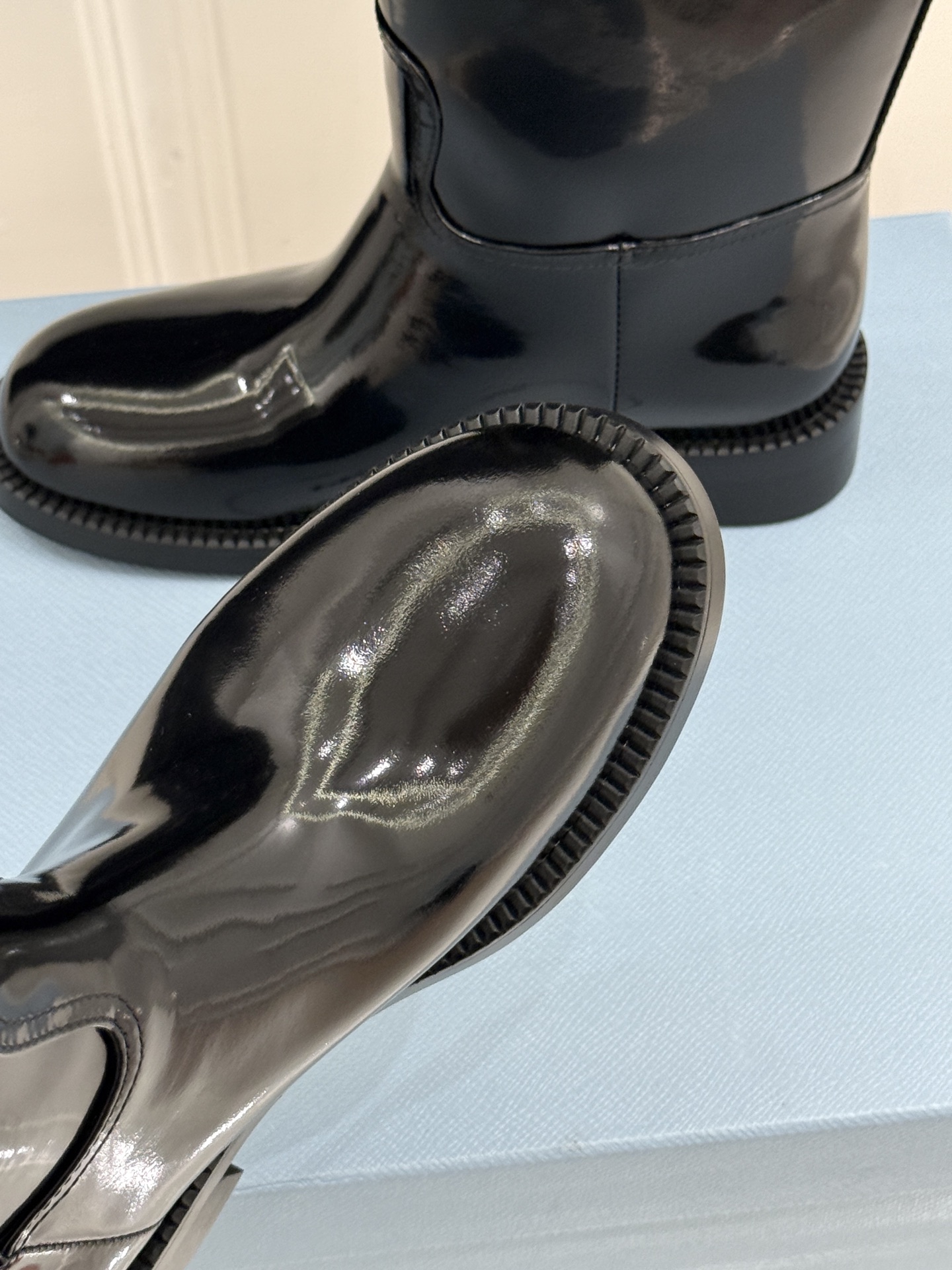Prada/普拉达26WF新品暗黑系 皮带扣粗跟骑士靴短靴 金属皮带扣辨识度拉满 粗跟稳妥暴走也不累脚 上脚气场直接拉满 Prada/普拉达26WF新品暗黑系 皮带扣粗跟骑士靴短靴 金属皮带扣辨识度拉满 粗跟稳妥暴走也不累脚 上脚气场直接拉满