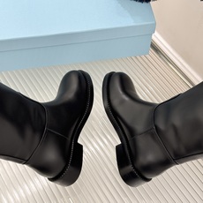 Prada/普拉达26WF新品暗黑系 皮带扣粗跟骑士靴短靴 金属皮带扣辨识度拉满 粗跟稳妥暴走也不累脚 上脚气场直接拉满 Prada/普拉达26WF新品暗黑系 皮带扣粗跟骑士靴短靴 金属皮带扣辨识度拉满 粗跟稳妥暴走也不累脚 上脚气场直接拉满