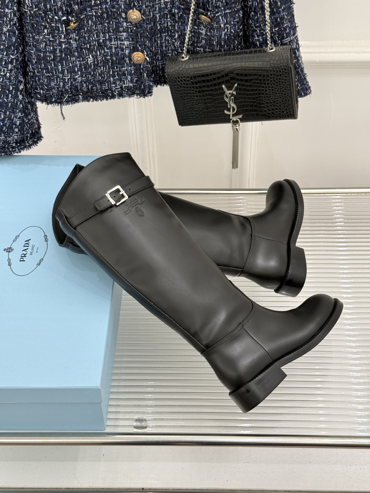 Prada/普拉达26WF新品暗黑系 皮带扣粗跟骑士靴短靴 金属皮带扣辨识度拉满 粗跟稳妥暴走也不累脚 上脚气场直接拉满 Prada/普拉达26WF新品暗黑系 皮带扣粗跟骑士靴短靴 金属皮带扣辨识度拉满 粗跟稳妥暴走也不累脚 上脚气场直接拉满