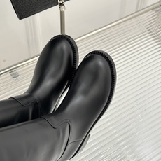 Prada/普拉达26WF新品暗黑系 皮带扣粗跟骑士靴短靴 金属皮带扣辨识度拉满 粗跟稳妥暴走也不累脚 上脚气场直接拉满 Prada/普拉达26WF新品暗黑系 皮带扣粗跟骑士靴短靴 金属皮带扣辨识度拉满 粗跟稳妥暴走也不累脚 上脚气场直接拉满
