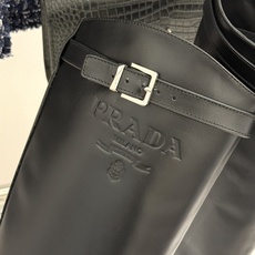 Prada/普拉达26WF新品暗黑系 皮带扣粗跟骑士靴短靴 金属皮带扣辨识度拉满 粗跟稳妥暴走也不累脚 上脚气场直接拉满 Prada/普拉达26WF新品暗黑系 皮带扣粗跟骑士靴短靴 金属皮带扣辨识度拉满 粗跟稳妥暴走也不累脚 上脚气场直接拉满