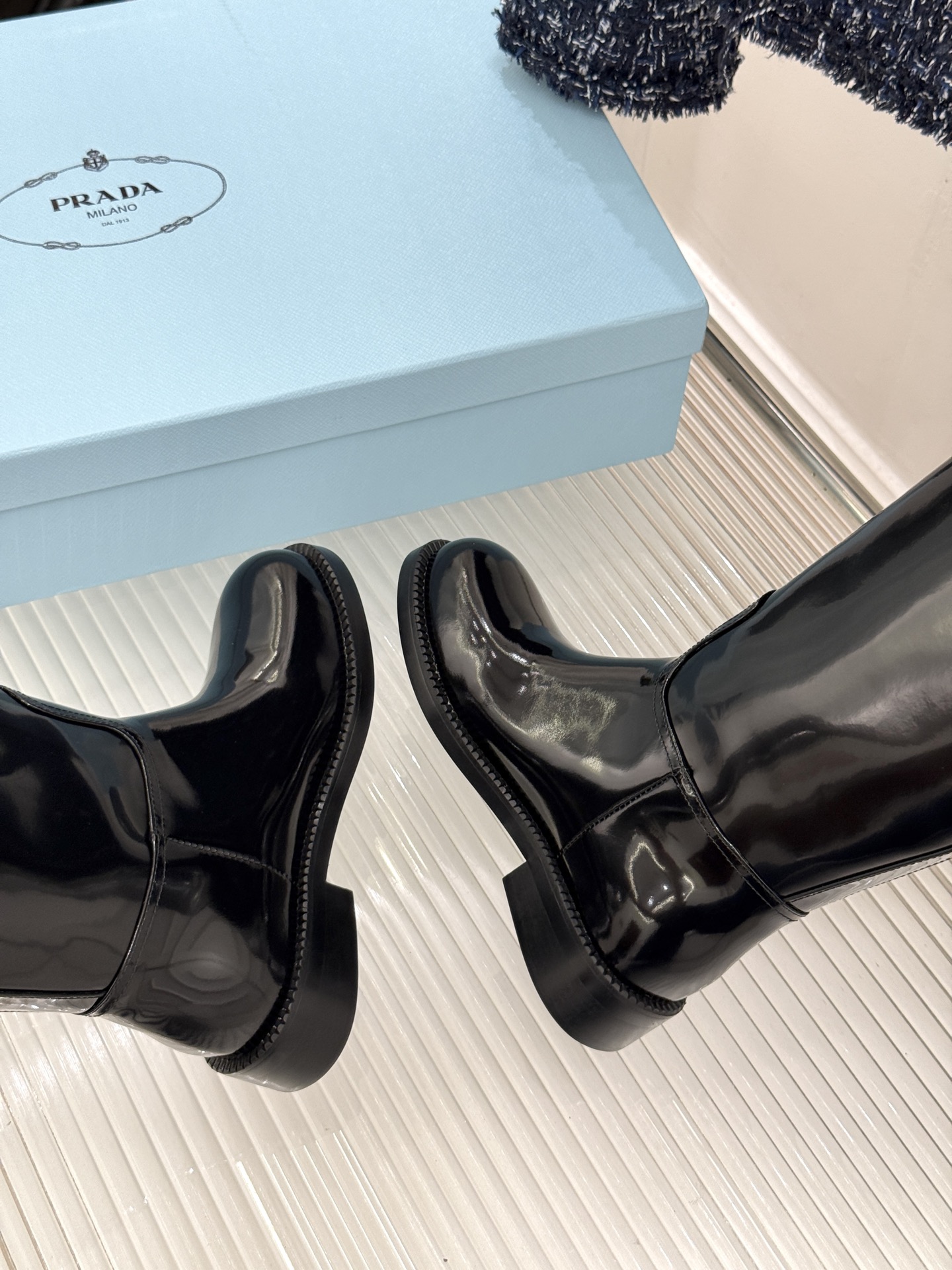 Prada/普拉达26WF新品暗黑系 皮带扣粗跟骑士靴短靴 金属皮带扣辨识度拉满 粗跟稳妥暴走也不累脚 上脚气场直接拉满 Prada/普拉达26WF新品暗黑系 皮带扣粗跟骑士靴短靴 金属皮带扣辨识度拉满 粗跟稳妥暴走也不累脚 上脚气场直接拉满