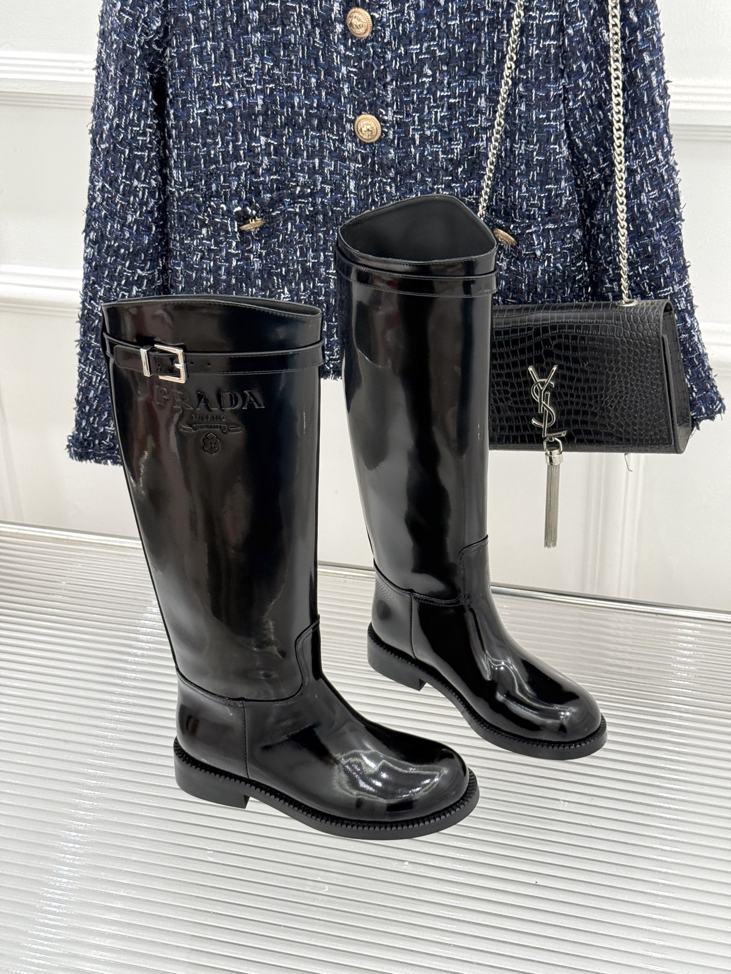 Prada/普拉达26WF新品暗黑系 皮带扣粗跟骑士靴短靴 金属皮带扣辨识度拉满 粗跟稳妥暴走也不累脚 上脚气场直接拉满 Prada/普拉达26WF新品暗黑系 皮带扣粗跟骑士靴短靴 金属皮带扣辨识度拉满 粗跟稳妥暴走也不累脚 上脚气场直接拉满