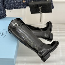 Prada/普拉达26WF新品暗黑系 皮带扣粗跟骑士靴短靴 金属皮带扣辨识度拉满 粗跟稳妥暴走也不累脚 上脚气场直接拉满 Prada/普拉达26WF新品暗黑系 皮带扣粗跟骑士靴短靴 金属皮带扣辨识度拉满 粗跟稳妥暴走也不累脚 上脚气场直接拉满