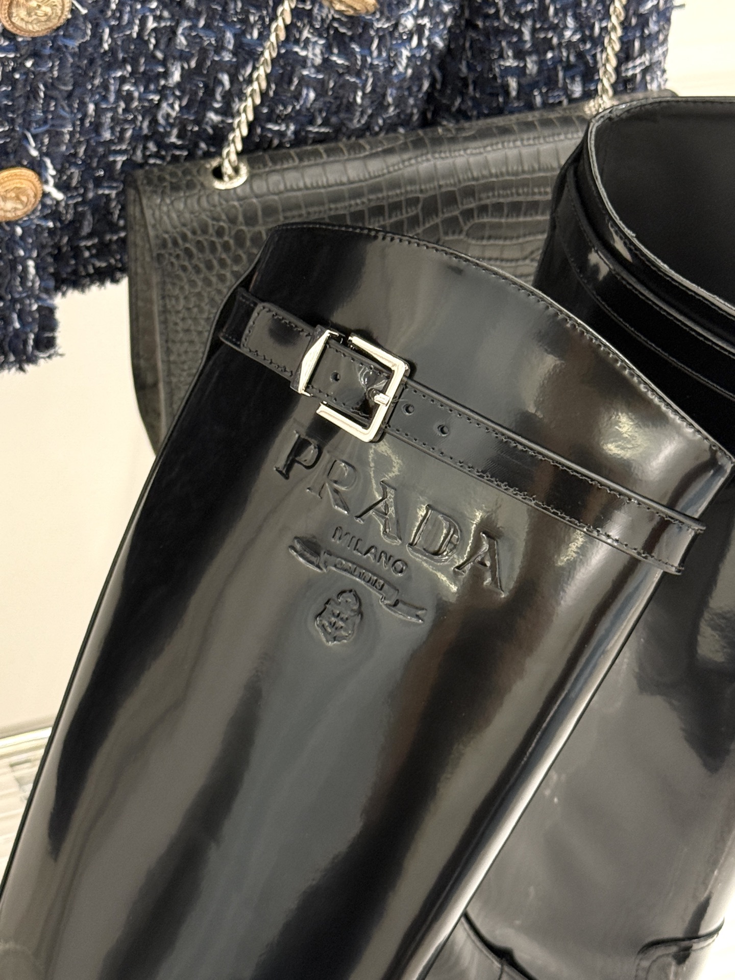 Prada/普拉达26WF新品暗黑系 皮带扣粗跟骑士靴短靴 金属皮带扣辨识度拉满 粗跟稳妥暴走也不累脚 上脚气场直接拉满 Prada/普拉达26WF新品暗黑系 皮带扣粗跟骑士靴短靴 金属皮带扣辨识度拉满 粗跟稳妥暴走也不累脚 上脚气场直接拉满