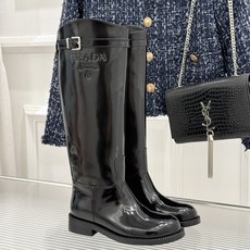 Prada/普拉达26WF新品暗黑系 皮带扣粗跟骑士靴短靴 金属皮带扣辨识度拉满 粗跟稳妥暴走也不累脚 上脚气场直接拉满 Prada/普拉达26WF新品暗黑系 皮带扣粗跟骑士靴短靴 金属皮带扣辨识度拉满 粗跟稳妥暴走也不累脚 上脚气场直接拉满