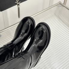 Prada/普拉达26WF新品暗黑系 皮带扣粗跟骑士靴短靴 金属皮带扣辨识度拉满 粗跟稳妥暴走也不累脚 上脚气场直接拉满 Prada/普拉达26WF新品暗黑系 皮带扣粗跟骑士靴短靴 金属皮带扣辨识度拉满 粗跟稳妥暴走也不累脚 上脚气场直接拉满