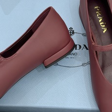 (原版飞机盒+10) Prada/普拉达26WF新品复古 字母平底玛丽珍鞋 复古字母标识超吸睛 平底舒适不磨脚 学院氛围 (原版飞机盒+10) Prada/普拉达26WF新品复古 字母平底玛丽珍鞋 复古字母标识超吸睛 平底舒适不磨脚 学院氛围