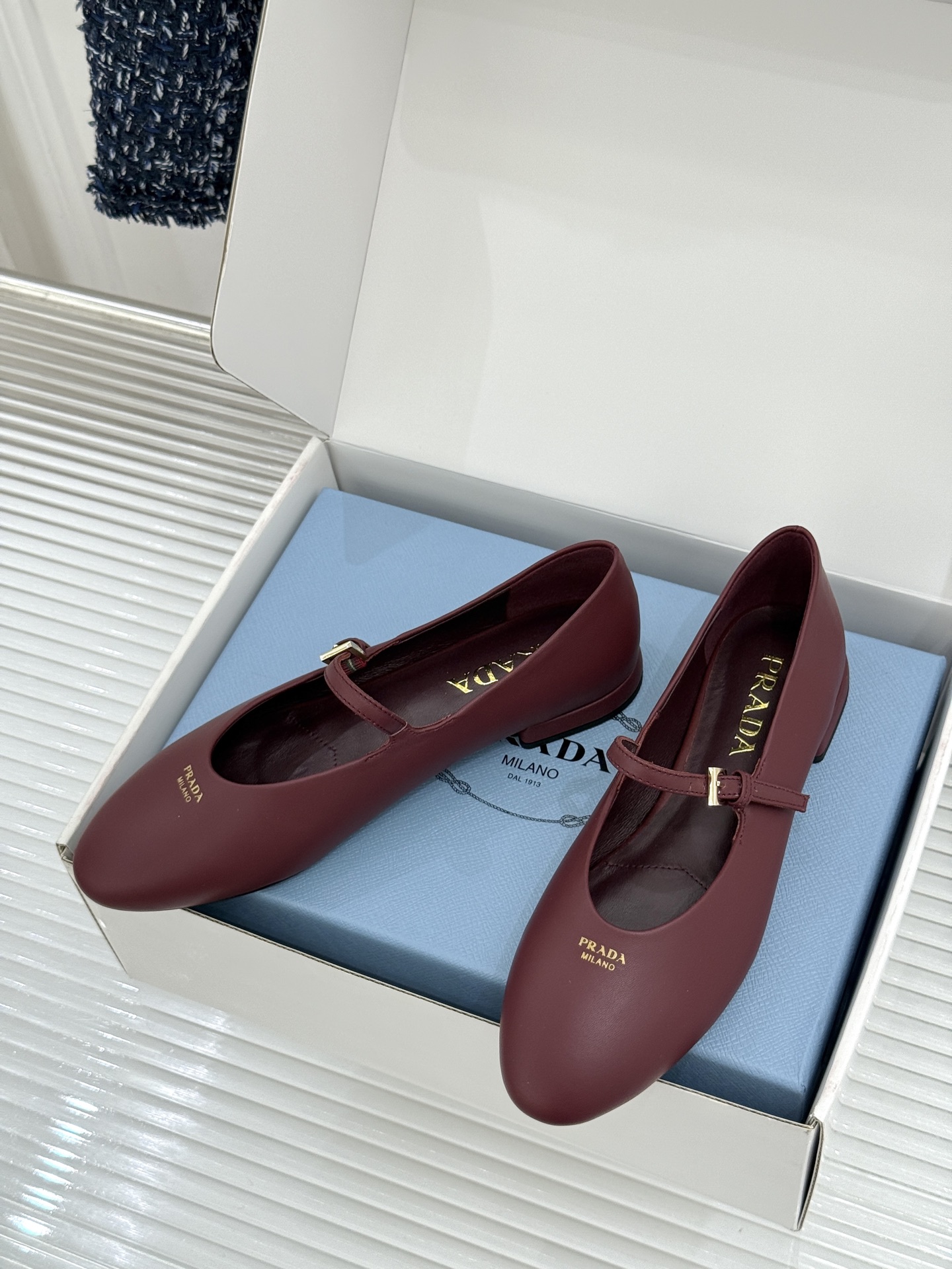 (原版飞机盒+10) Prada/普拉达26WF新品复古 字母平底玛丽珍鞋 复古字母标识超吸睛 平底舒适不磨脚 学院氛围 (原版飞机盒+10) Prada/普拉达26WF新品复古 字母平底玛丽珍鞋 复古字母标识超吸睛 平底舒适不磨脚 学院氛围