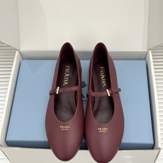 (原版飞机盒+10) Prada/普拉达26WF新品复古 字母平底玛丽珍鞋 复古字母标识超吸睛 平底舒适不磨脚 学院氛围 (原版飞机盒+10) Prada/普拉达26WF新品复古 字母平底玛丽珍鞋 复古字母标识超吸睛 平底舒适不磨脚 学院氛围